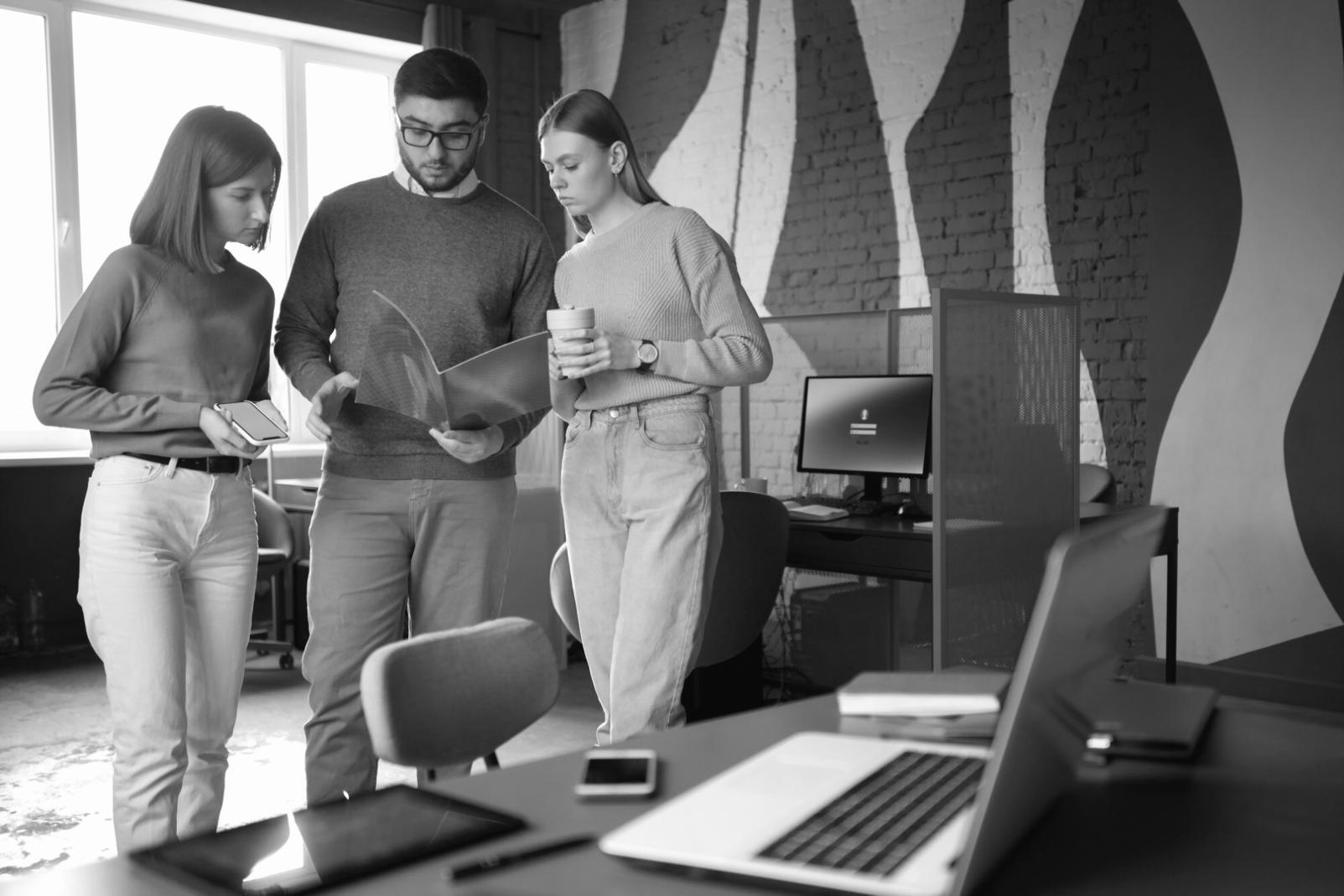 Équipe d'analystes travaillant sur des modèles financiers complexes