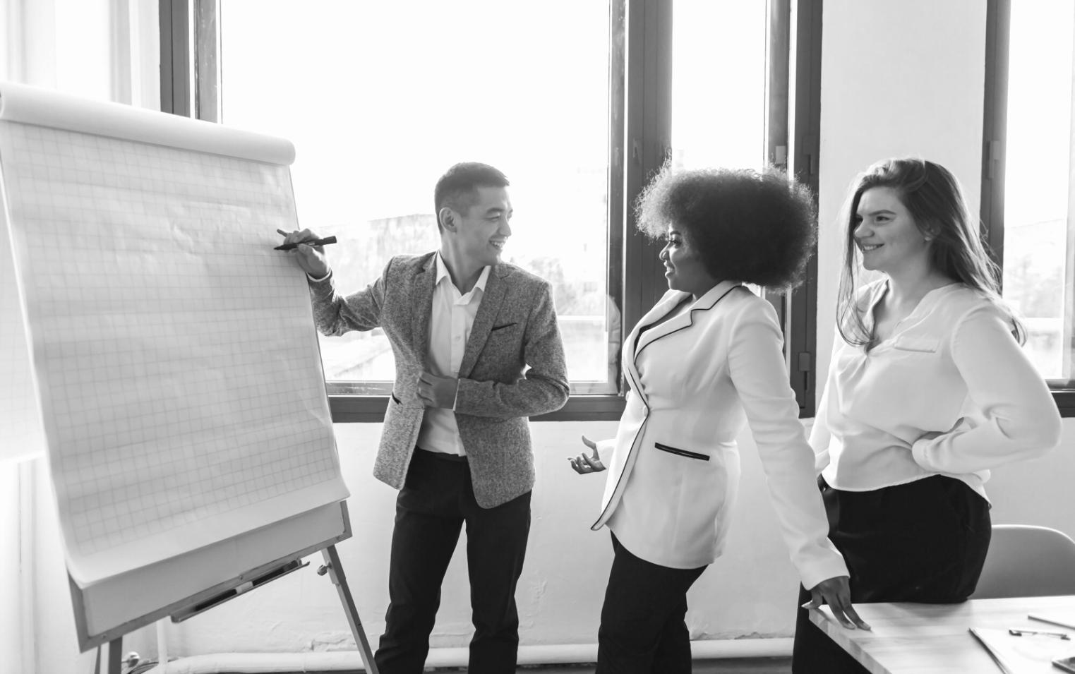 Réunion de travail avec présentation d'analyses financières